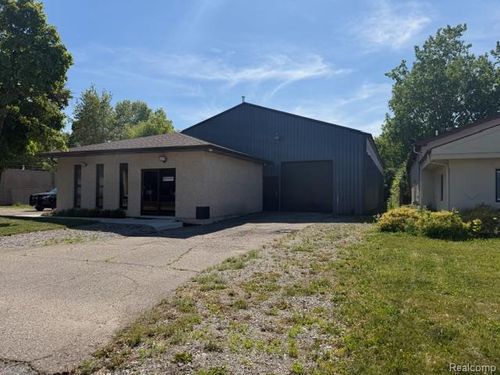 3328 Associates Dr, Burton, MI, 48529-1302 | Card Image