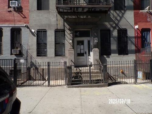 15 Humboldt St, Brooklyn, NY, 11206-4117 | Card Image