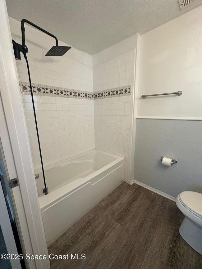Primary Bedroom / In-Suite Bathroom w/Tub-Shower Combo | Image 16