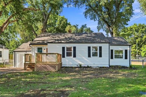 400 86th Ter, Kansas City, MO, 64114-2821 | Card Image