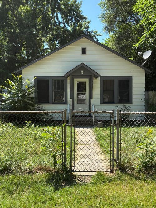 1016 Villa Ct, Benton Harbor, MI, 49022-7851 | Card Image