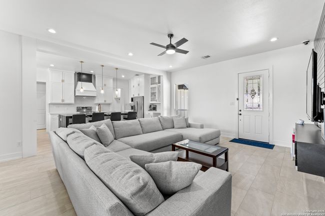 1101 Persimmon Pass, House other with 3 bedrooms, 2 bathrooms and null parking in Fischer TX | Image 7
