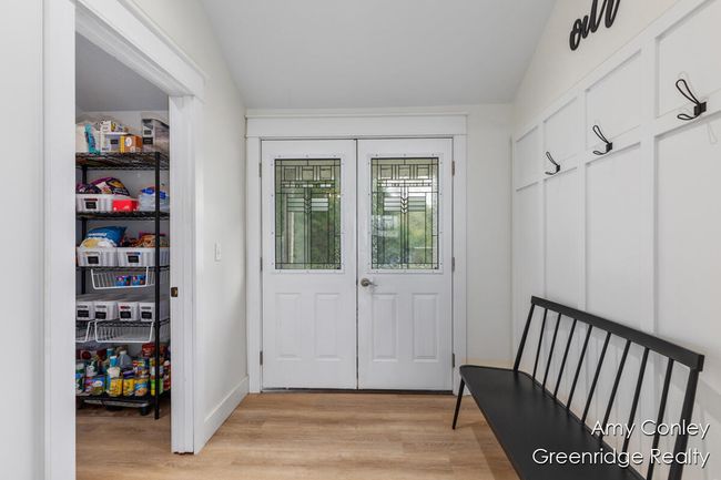 FRONT ENTYRY - LARGE PANTRY | Image 22