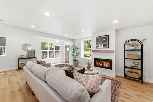 186 M St, Salt Lake City, UT, 84103-3879 | Card Image