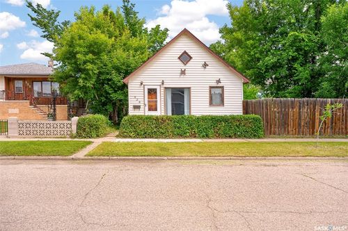 528 Ominica St E, Moose Jaw, SK, S6H0H3 | Card Image