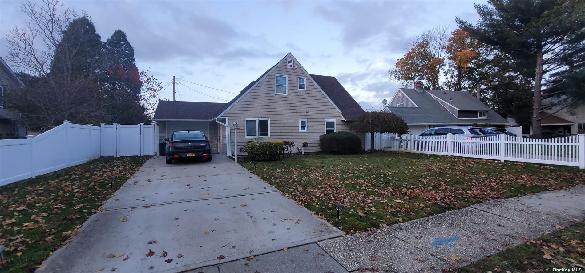 Cloister Ln, Hicksville, NY 11801
