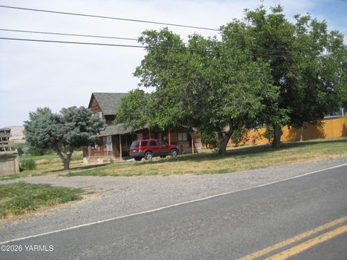8711 Postma Rd, Moxee, WA, 98936-9318 | Card Image