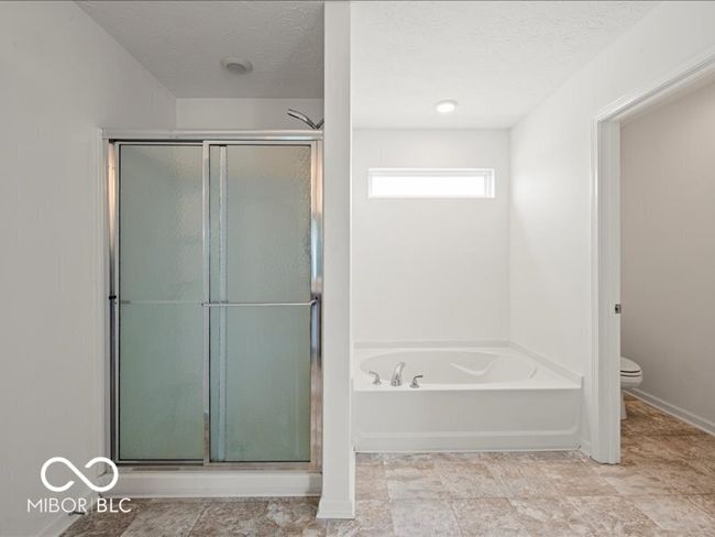 Separate shower and tub | Image 23