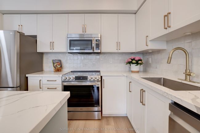 702 - 370 Wallace Ave, Condo with 3 bedrooms, 3 bathrooms and null parking in Toronto ON | Image 9