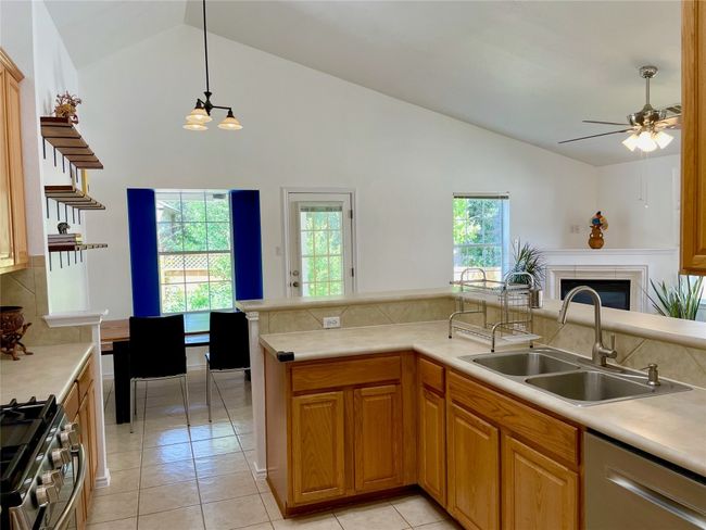 Command kitchen views gardens, 3 dining areas, laundry, living room | Image 15