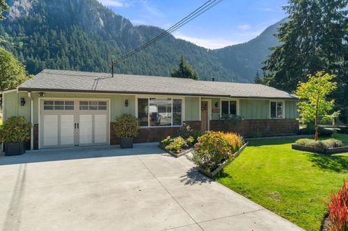 38248 Hemlock Avenue, Squamish, BC, V8B0X1 | Card Image
