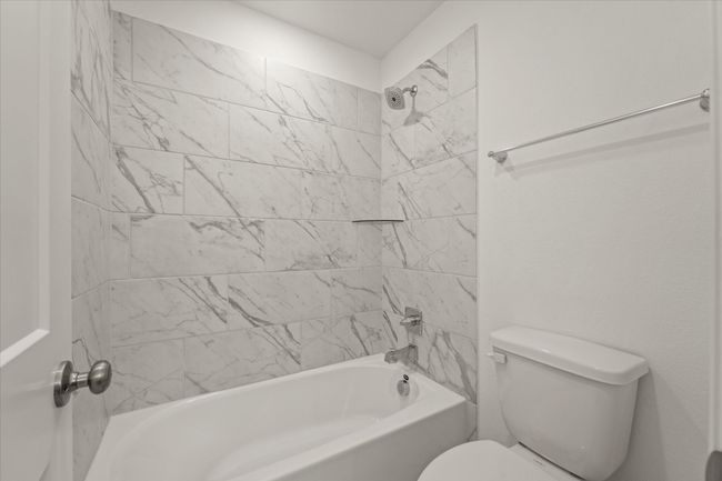 Full bathroom with toilet and shower / bathtub combination | Image 21