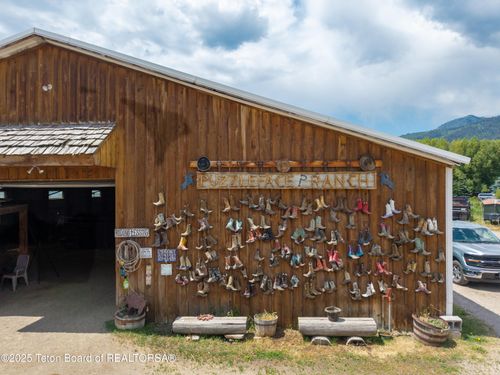 1475 N Fish Creek Rd, Wilson, WY, 83014-5093 | Card Image