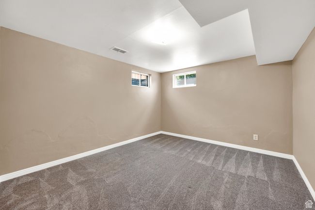 Empty room with carpet floors and baseboards | Image 21