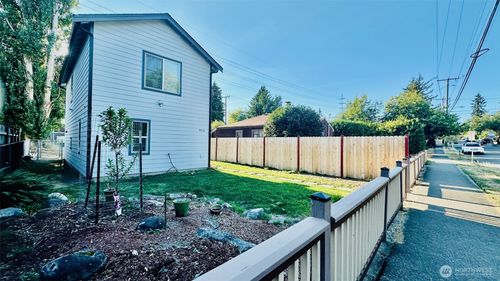 9513 Fremont Ave N, Seattle, WA, 98103-3137 | Card Image