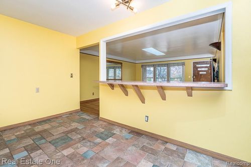 2510 Sunhill Dr, Waterford, MI, 48329-4426 | Card Image