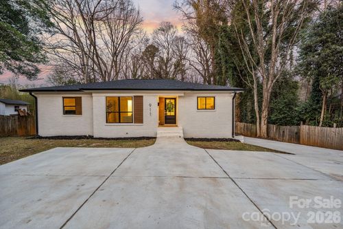 911 E Woodlawn Rd, Charlotte, NC, 28209-4938 | Card Image