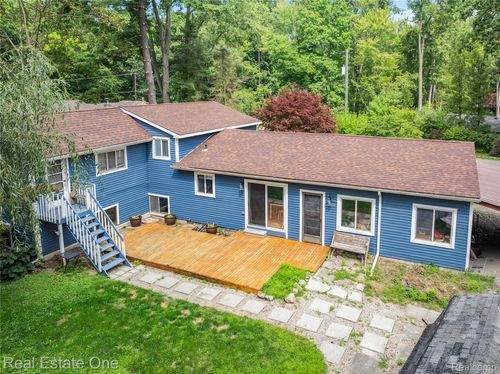 9425 Galatian Dr, Hamburg Twp, MI, 48189-9716 | Card Image