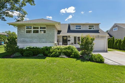 14 Griffin Ln, E Williston, NY, 11596-1933 | Card Image