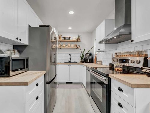 27 11 St Sw, Medicine Hat, AB, T1A4R9 | Card Image