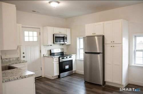 2nd-flr-22 Brewster St, Waterbury, CT, 06704-3004 | Card Image