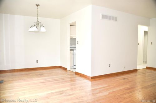 180-737 E Fox Hills Dr, Bloomfield Hills, MI, 48304-1307 | Card Image