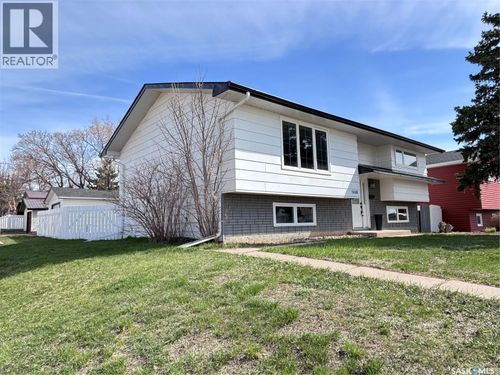 1446 Stadacona St W, Moose Jaw, SK, S6H6R9 | Card Image