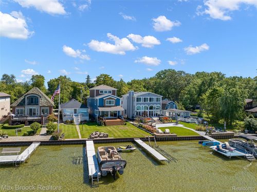 2022 Willow Beach St, Keego Harbor, MI, 48320-1210 | Card Image