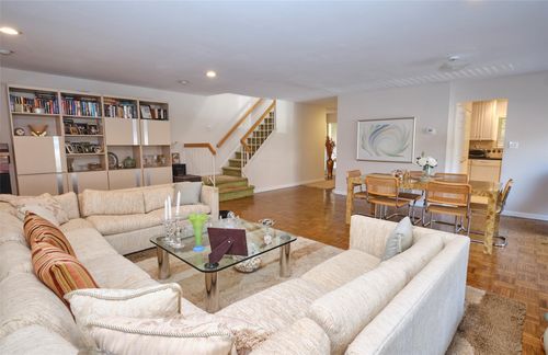 1-1 Chestnut Hl, Roslyn, NY, 11576-2803 | Card Image