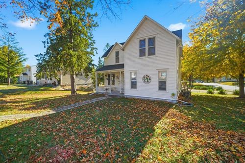 1422 W 2nd St, Cedar Falls, IA, 50613-2150 | Card Image