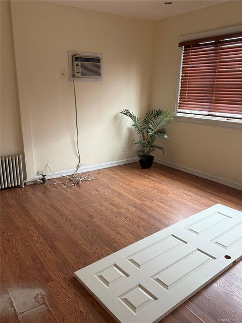 1-46 190th St, Flushing, NY, 11358-3819 | Card Image