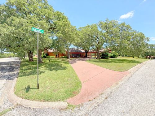905 Bennett Dr, Bowie, TX, 76230-4101 | Card Image