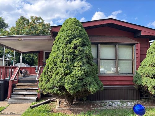 131 Coral Key Dr Se, New Philadelphia, OH, 44663-3152 | Card Image