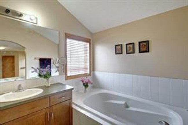 384 New Brighton Dr Se, House detached with 4 bedrooms, 3 bathrooms and 4 parking in Calgary AB | Image 14