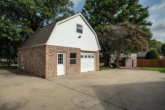 A view of the detached garage. | Image 34