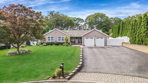 246 Roosevelt Blvd, Hauppauge, NY, 11788-4433 | Card Image