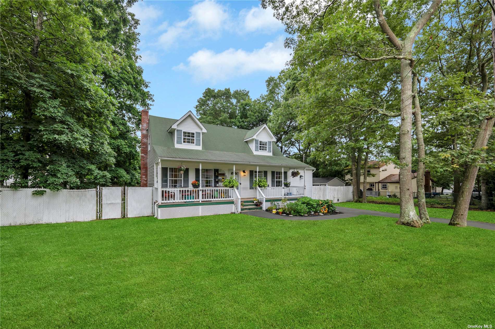 Arrowhead Dr, Shirley, NY 11967