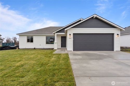 202 N Sandy Loop, Moses Lake, WA, 98837-8651 | Card Image