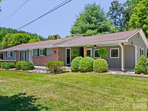 39 Hawthorne Ln, Burnsville, NC, 28714-8121 | Card Image