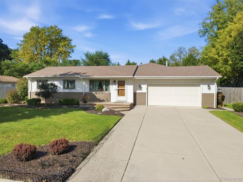 1087 Collingwood Dr, Rochester Hills, MI, 48307-5425 | Card Image
