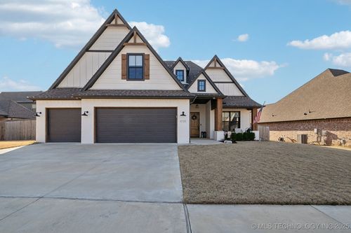 8725 E Iola Street, Broken Arrow, OK, 74014 | Card Image