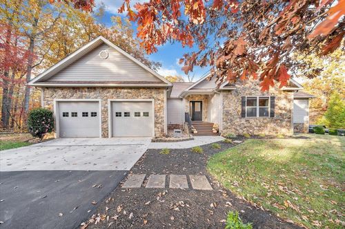 211 Woods Edge Dr, Rocky Mount, VA, 24151-6560 | Card Image