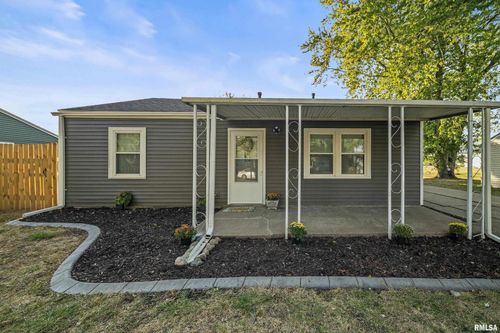 7402 N Pine St, Davenport, IA, 52806-1142 | Card Image