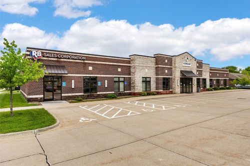 1751 Boyson Rd, Hiawatha, IA, 52233-2408 | Card Image