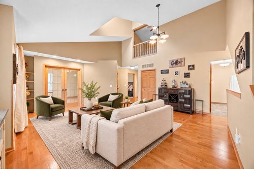 111 Morningside Dr Ne, Hutchinson, MN, 55350-4370 | Card Image