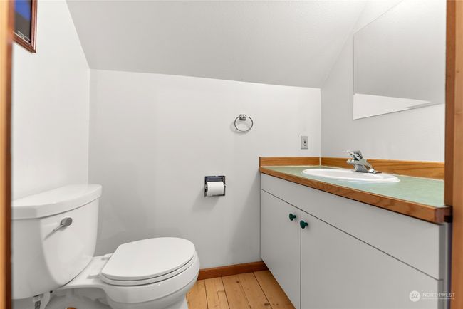 upstairs 1/2 bath | Image 25