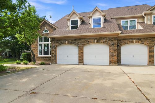352 Satinwood Ct N, Buffalo Grove, IL, 60089-6611 | Card Image