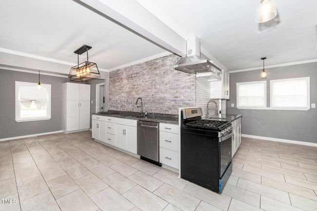 17-web-or-mls-208 S Andrews (12 of 37) | Image 17