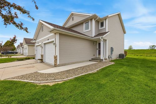 575 Bent Creek Dr, Marion, IA, 52302-9057 | Card Image