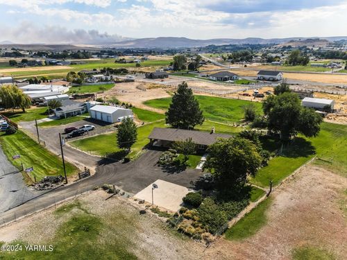 1390 Gibson Rd, Selah, WA, 98942-9737 | Card Image